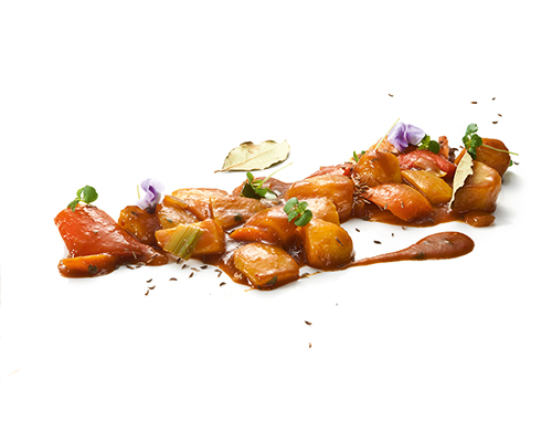 Gemüse-Kartoffel-Gulasch mit Paprika, Pastinaken, Karotten, Lauch und Kürbis.