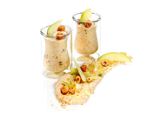 Bircher-Müsli Joghurt und Milch mit Äpfeln, Haferflocken, Sultaninen, Haselnüssen, Mandeln und Honig.