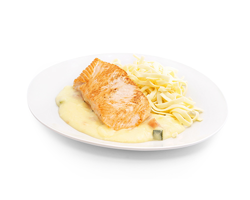 Lachsfilet in Safran-Tomatensauce, mit weißen Bandnudeln.