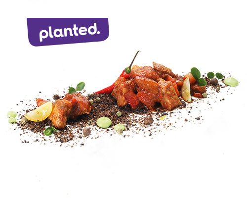 Veganes Gulasch - Made with Planted auf Sojabasis, in klassischer Sauce mit Zwiebeln und Paprika.