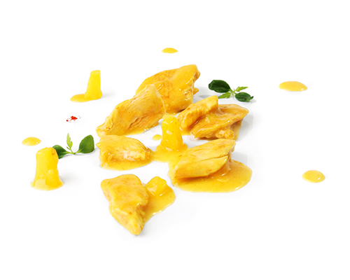Sliced chicken breast with apples and pineapple, in curry sauce.
