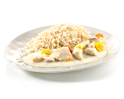 Hühnerfrikassee mit Spargel und Karotten, dazu Gemüse-Langkornreis.