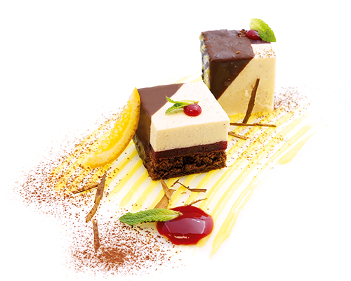 Dominostein "Sander-Style" aus Marzipanmousse mit Vanille und Zimt, mit einer Orangen-Preiselbeer-Schicht,  auf saftigem Lebkuchenbiskuit, 4 x 4 cm.