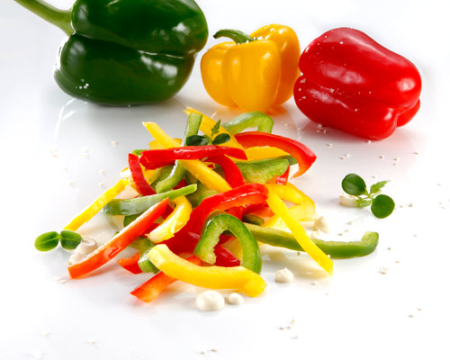 Paprika-Mix, Streifen rote, grüne und gelbe Paprika gemischt, In feine Streifen geschnitten, 5 mm.