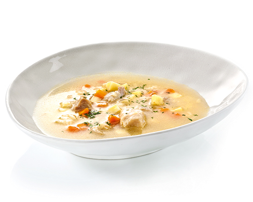 Hühnersuppe mit Hühnerfleisch, Karotten und Reisnudeln.