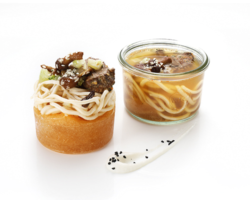 Ramen z policzkami wieprzowymi z marynowanymi policzkami wieprzowymi, makaronem ramen, brokułami i gąbkami na patyku.