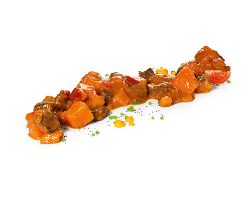BIO Rindergeschnetzeltes in roter Curry-Gemüse-Sauce mit Äpfeln, Paprika und Kürbis, verfeinert mit Kokosmilch und Sesamöl.