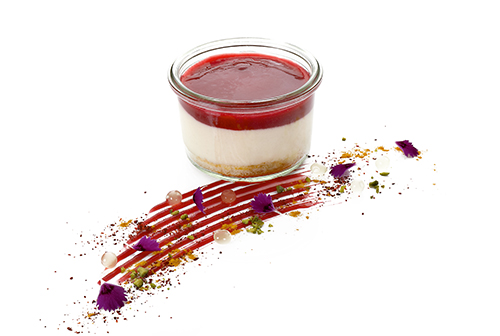 Klasyczny szwedzki mus marcepanowy Swedish Royal na biszkopcie z sosem malinowym i kremowym środkiem z kremu waniliowego, negatyw do wysokiego słoika na przetwory.