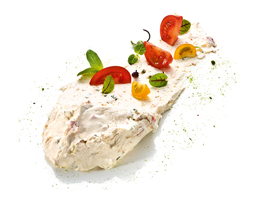 Tomaten-Basilikum-Frischkäse-Zubereitung mit Frischkäse, Tomaten und Basilikum.