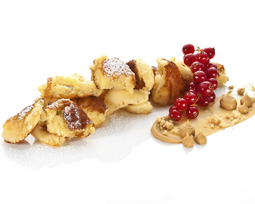 Kaiserschmarrn z rodzynkami sułtańskimi, pieczone na złoty kolor i puszyste.