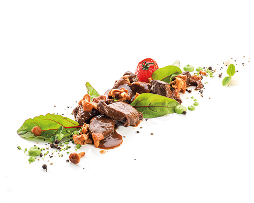 Hirschedelgulasch mit Pfifferlingen, in herzhafter Sauce mit Preiselbeeren.