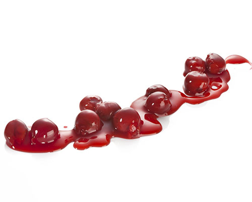 Rote Kirschgrütze mit ganzen Kirschen.