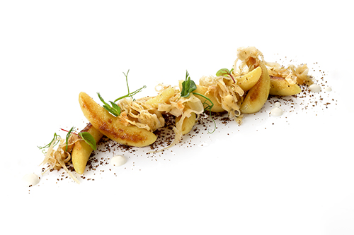 Vegan cabbage potato noodles with fried onions and garlic, flavoured with marjoram, caraway and cayenne pepper.