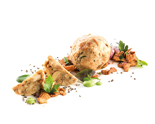 Brezenknödel mit Pfifferlingen rund abgedreht, deftige Knödel aus Laugengebäck, ø 5 cm, ø 5 cm.