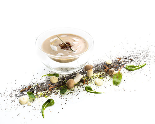 Vegane Steinpilzcremesuppe mit einem Hauch Knoblauch.