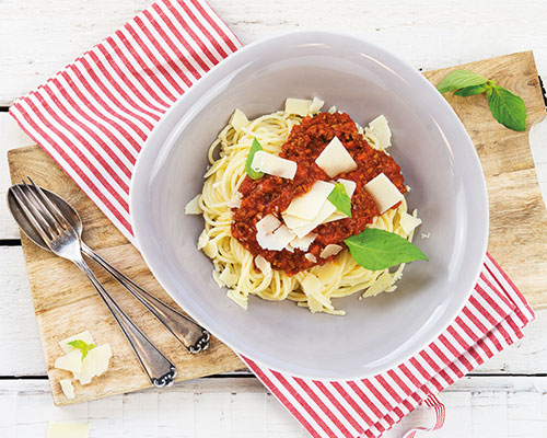 Pastasauce Bolognaise aus Rindfleisch, mit Gemüsebrunoise und Tomaten.