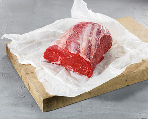 Młody rib-eye z byka z Niemiec, świeży, w jednym kawałku, dojrzewający przez 14 dni.