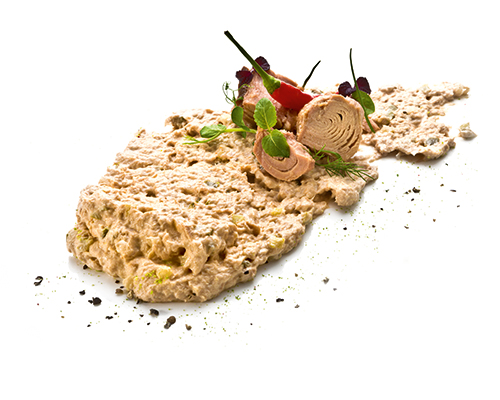 Paté di Tonno z tuńczykiem, kremem pomidorowym, korniszonami i cebulą.