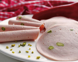 Mortadella mit Pistazien Kaliber 90 geschnitten