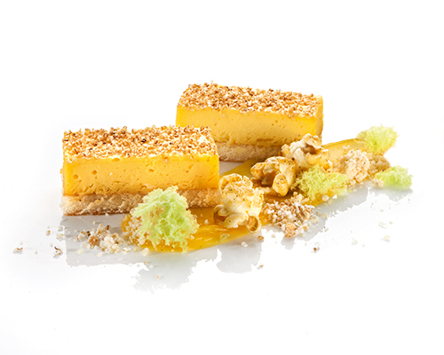 Passionsfruchtcremeschnitte auf Biskuit, 3 x 7 cm.