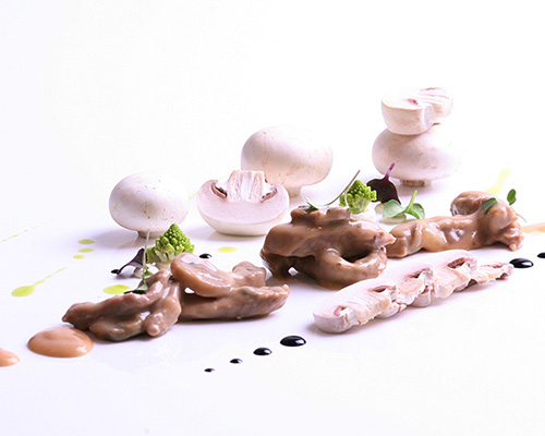 Rahmgeschnetzeltes vom Schweinerücken mit frischen Champignons, in Rahmsauce.