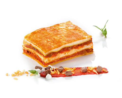 Lasagne Bolognaise classically prepared with beef and creamy béchamel sauce, 6.2 x 10 cm.