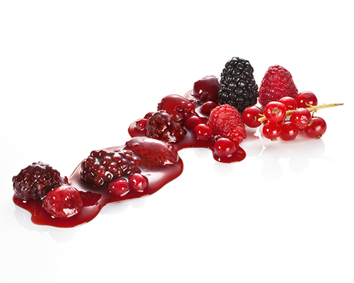 Rote Grütze mit Erdbeeren, Himbeeren, Brombeeren, Johannisbeeren und Sauerkirschen.