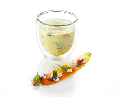 Salmon bolognaise Salmon in cream cheese sauce, with spinach leaves and carrots, rounded off with white wine.