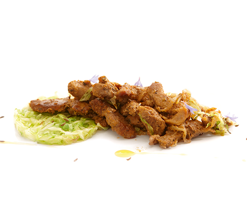 Schweinegyrospfanne mit Weißkohl und Zwiebeln, pikant gewürzt.