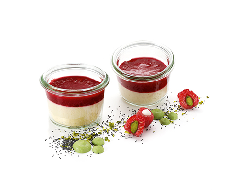 Klasyczny szwedzki mus marcepanowy Swedish Royal z sosem malinowym, w małym kieliszku.