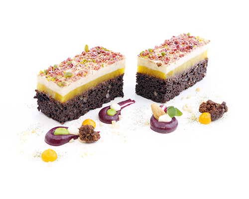 Schokoladenbrownie mit Mandarine, Spekulatiuscreme und Cranberry-Pistazien-Topping, 3 x 7 cm.