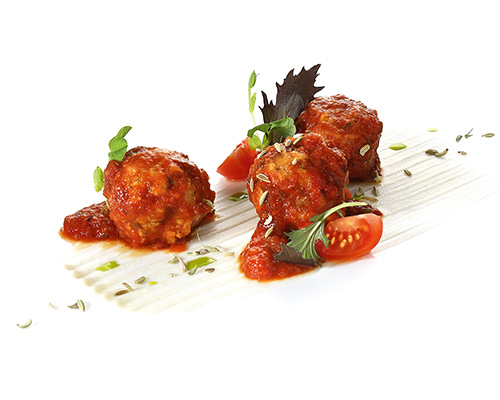 Vegane Polpette al Sugo veganer Hackbällchenersatz auf Weizenproteinbasis in fruchtiger Tomaten-Gemüse-Sauce.