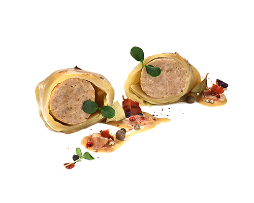 Geschmorte Kohlroulade gefüllt mit Schweinehackfleisch, in Speck-Zwiebel-Sauce.