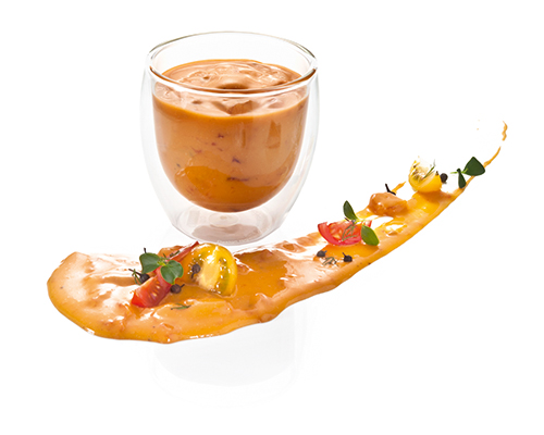 Tomaten-Gorgonzola-Sauce mit geschrotetem schwarzem Pfeffer, stückig.