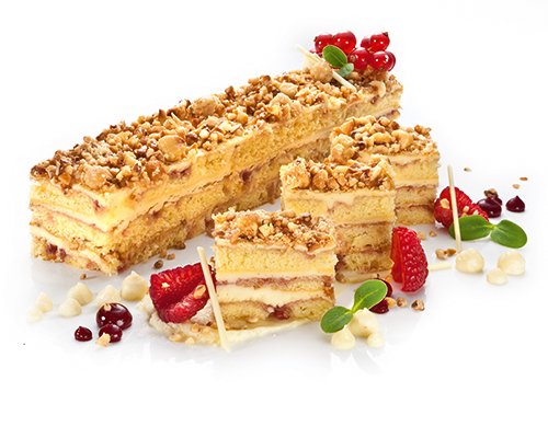 Frankfurter Strip Wiener Biskuit mit Buttercreme, Himbeerkonfitüre und Haselnusskrokant, 12,5 x 27 cm.