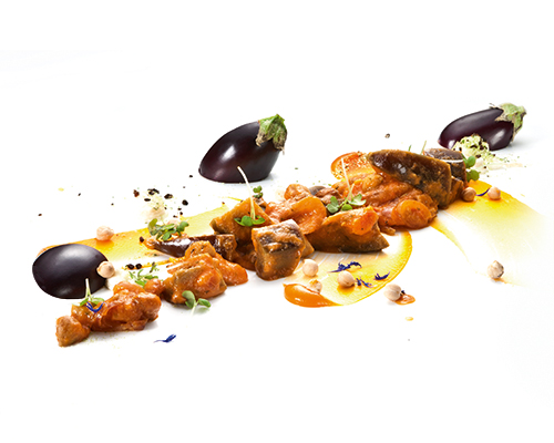 Vegan aubergine curry with tomatoes, chickpeas and sultanas, with an oriental flavour.