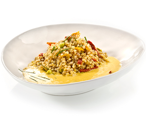 Buchweizen-Gemüse-Pfanne mit Zitronengrassauce und Limonenblättern.