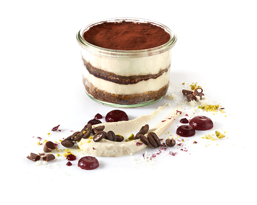 Tiramisu w szklance z ciasta biszkoptowego z mascarpone, aromatyzowane kawą i kakao, w dużym słoiku.