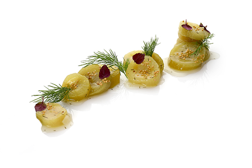 Vegane Schmorgurken verfeinert mit körnigem Senf, Balsamico Bianco und einer leichten Dillnote.