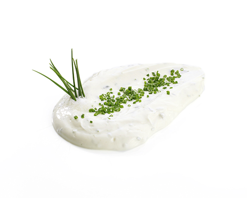 Sour Cream mit Quark, Rapsöl und Schnittlauch.