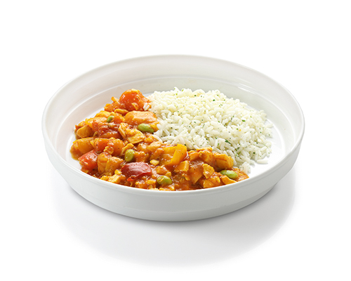 Lachscurry mildes Curry aus Lachsstücken, Süßkartoffeln, Sojabohnen, Paprika und Äpfeln, dazu Langkornreis.