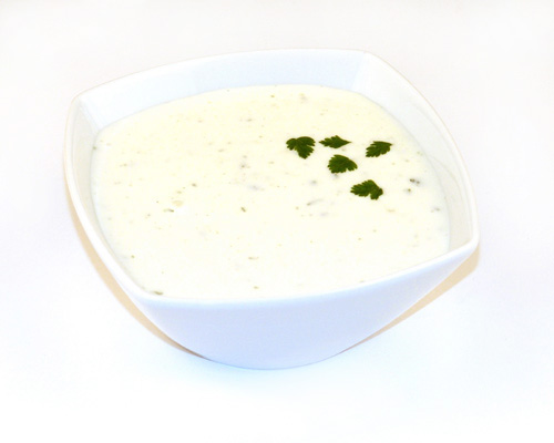 Yoghurt dressing made from yoghurt, with cream and chives.