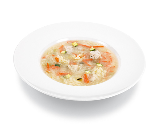 Hühnersuppe mit Reisnudeln, Steckrüben, Karotten und Zucchini.