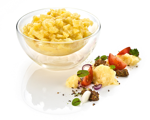 Münchner Kartoffelsalat würzig, mild-säuerlich, mit frischen Zwiebeln, in Essig-Öl-Dressing.