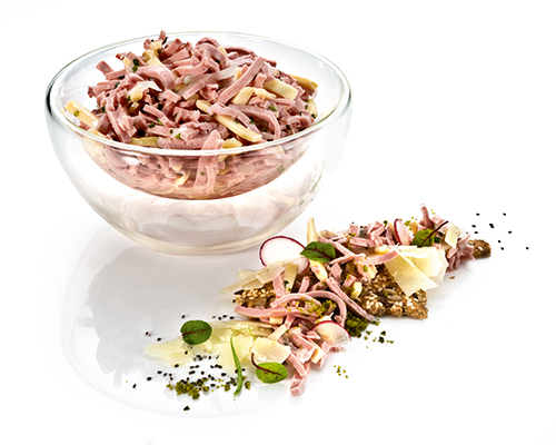 Wurstsalat "Schweizer Art" mit Lyoner, Emmentaler Käse, Zwiebeln, in Schnittlauch-Vinaigrette.