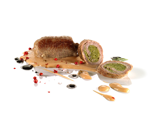 Kalbsroulade gefüllt mit Spinat, im Fond gegart.