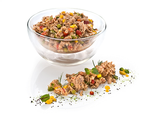 Thunfischsalat mit Paprika, Zwiebeln, Sellerie, Mais und Erbsen, in würzigem Dressing.