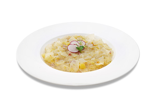 Gulasz z białego węgla z wędzonym mięsem i ziemniakami dopełniony chrzanem i chili.