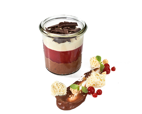 Fürst Pückler Schokoladenmousse, Erdbeersauce, Vanillecreme und Schokoraspeln, Im hohen Weckglas.
