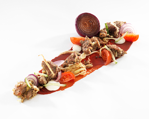 Putengyrospfanne aus der Putenoberkeule, mit Weißkohl und Zwiebeln.